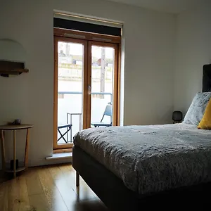 Beautiful Townhouse W/ Parking For 2 Cars , Brighton United Kingdom